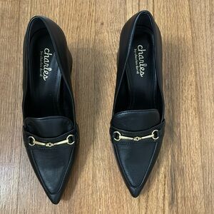 Women’s heeled close toe pump shoe